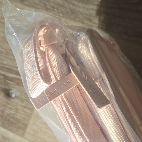 FENTY BEAUTY BAECATION GETAWAY Embroidered Coco nude bag - Picture 7 of 12